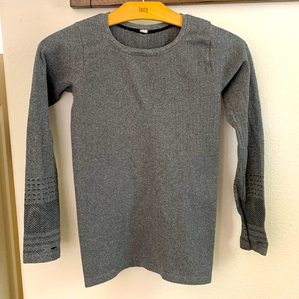 ALO YOGA long sleeved shirt